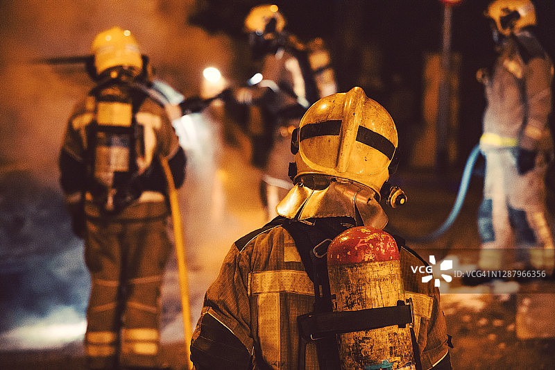 消防员团队夜间紧急灭火行动图片素材
