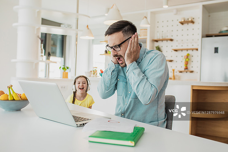 在家工作压力大图片素材