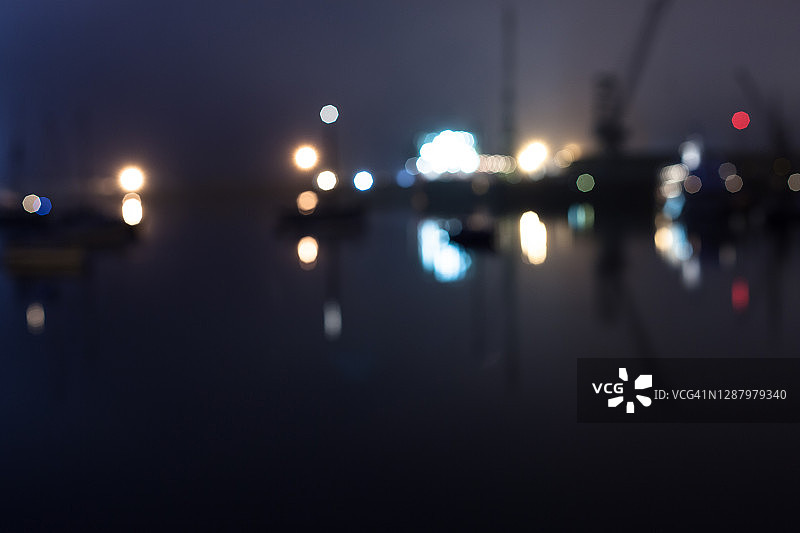 夜晚法尔茅斯码头的抽象景色图片素材