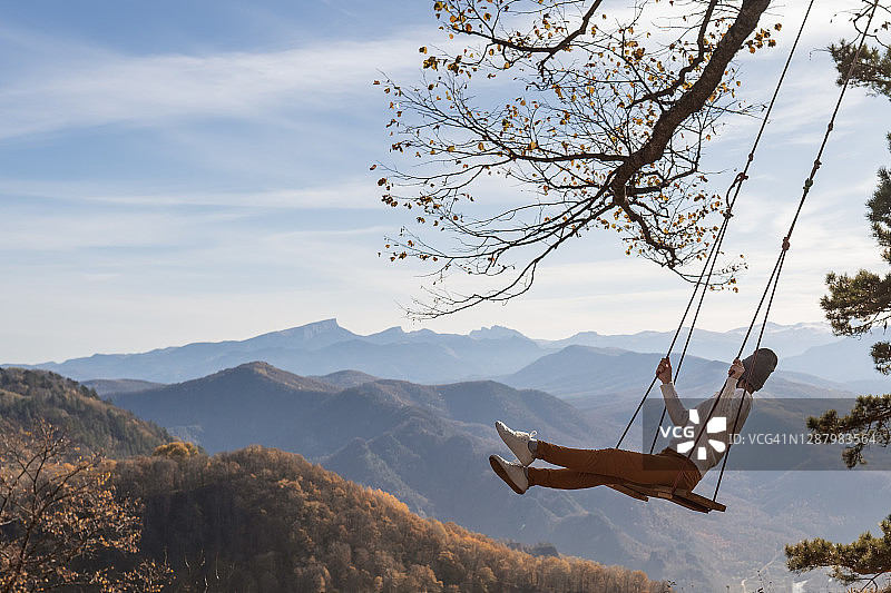 厄瓜多尔巴尼奥斯：世界尽头的秋千位于厄瓜多尔圣水巴尼奥斯树屋图片素材
