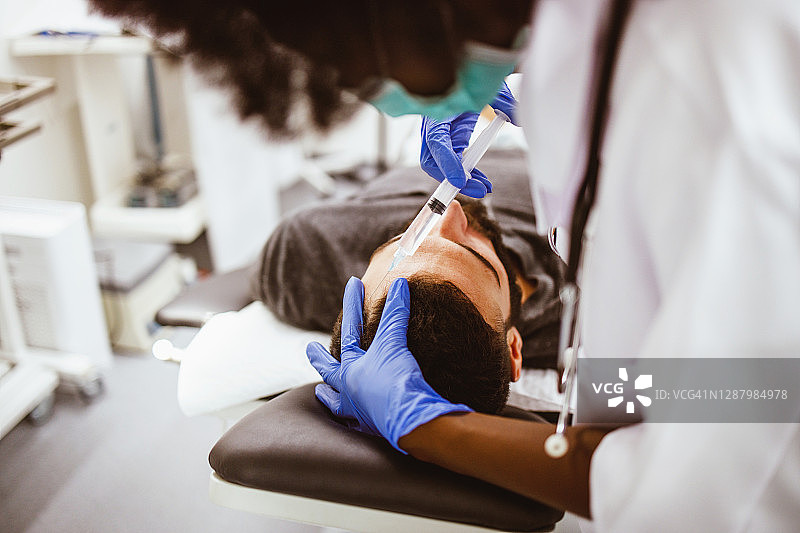 头发中胚层疗法或头发移植图片素材