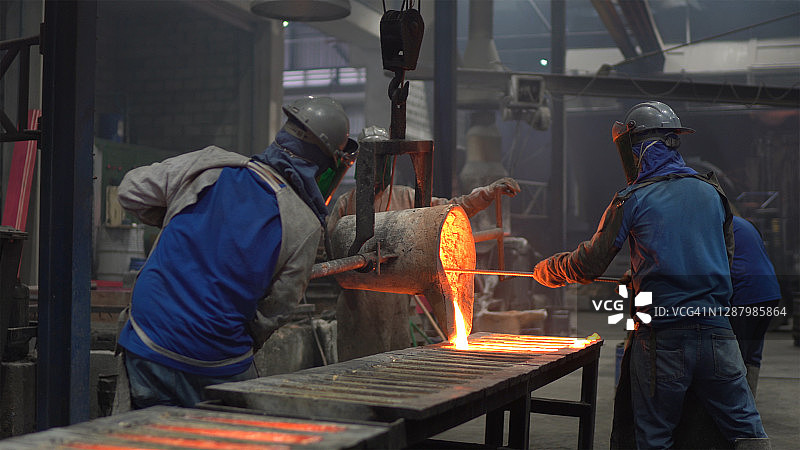 金属工业：倾倒金属溶液图片素材