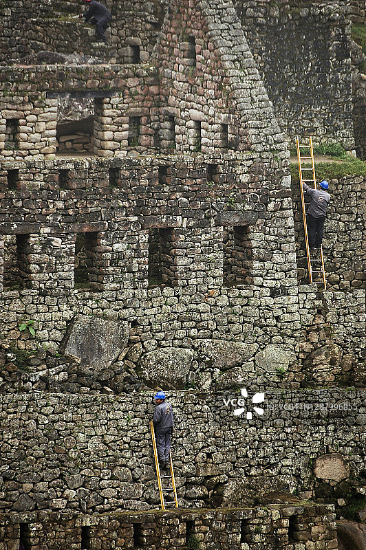 工人在秘鲁马丘比丘维护遗址图片素材