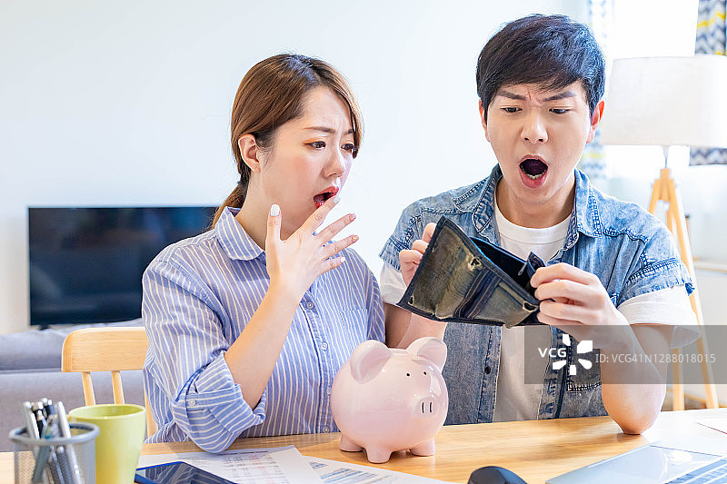 亚洲夫妇挥霍金钱图片素材