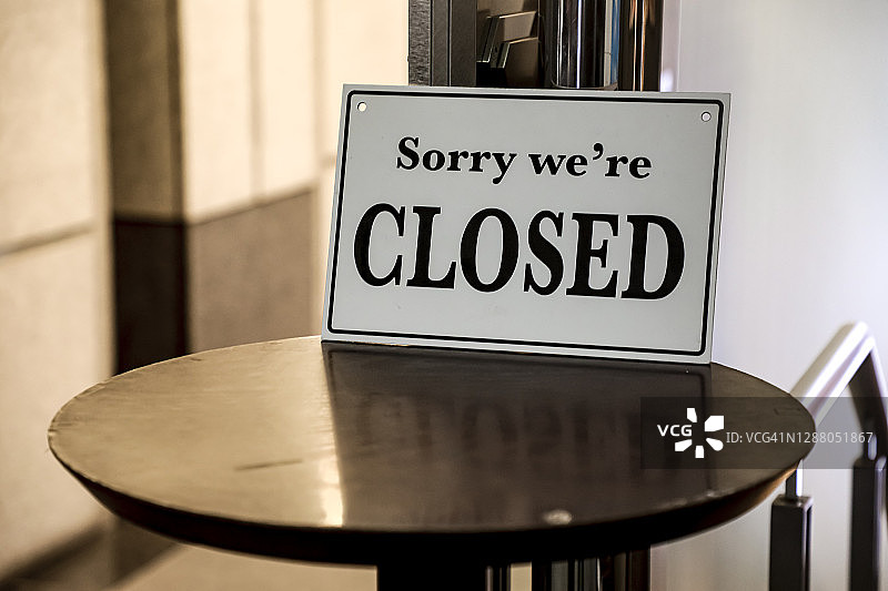 酒吧前的英文关闭标志图片素材
