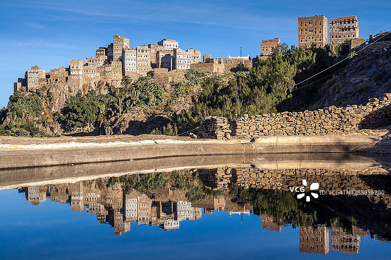 Al Hajjarah山村及其在池塘中的倒影图片素材