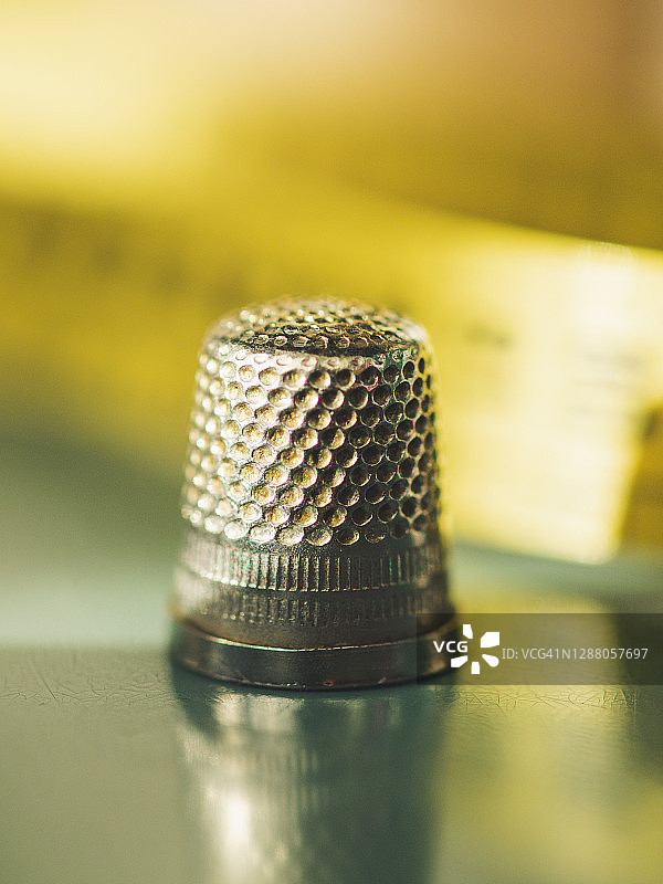 失焦背景下的旧铁顶针细节图片素材