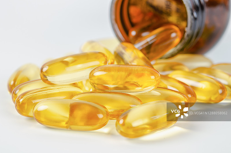 白色背景上的鱼油胶囊，健康饮食概念图片素材
