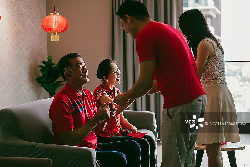 中国新年期间，中国父母给孩子红包图片素材