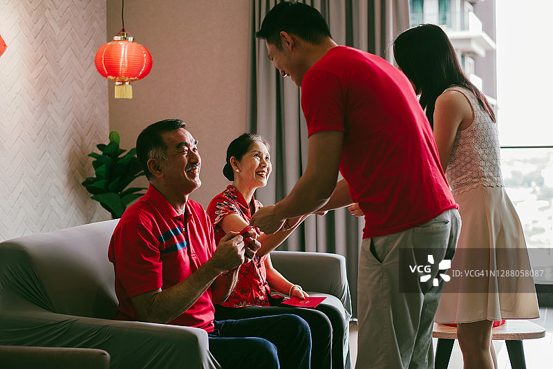 中国新年期间，中国父母给孩子红包图片素材