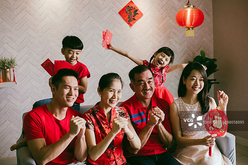 华人家庭欢度中国新年图片素材
