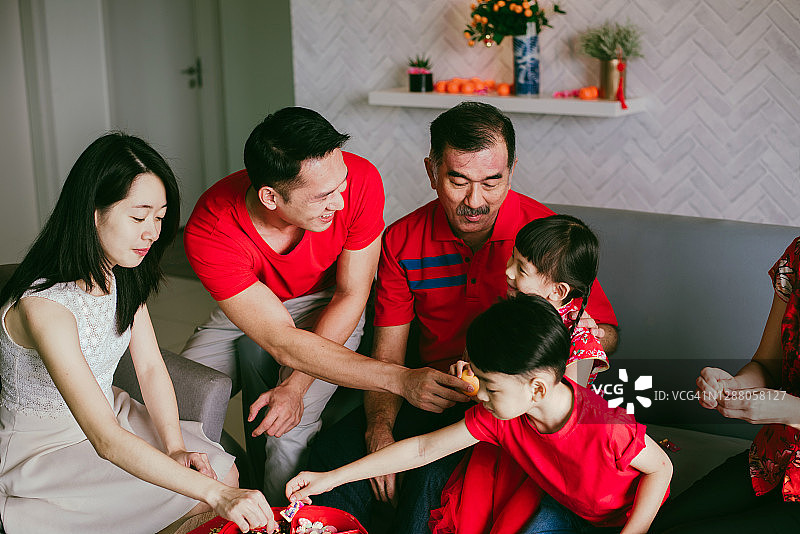 华人家庭欢度中国新年图片素材