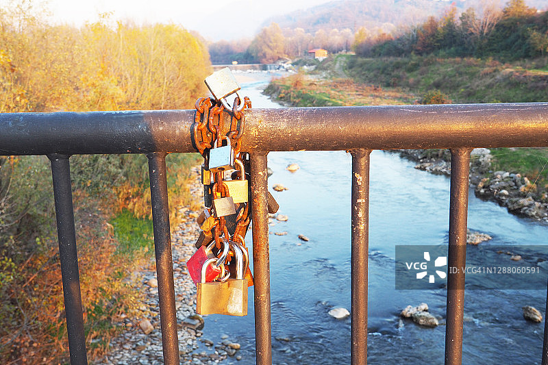 桥梁栏杆上的爱情锁图片素材