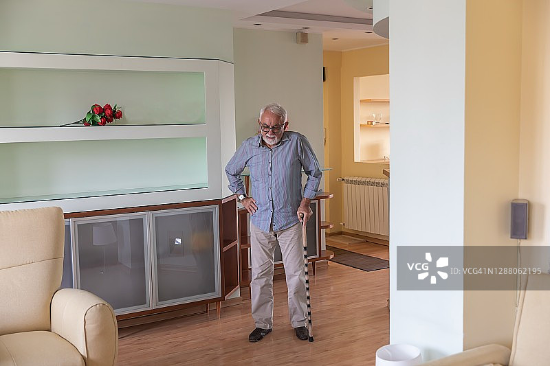 手持拐杖，沮丧沉思的老年男人肖像图片素材