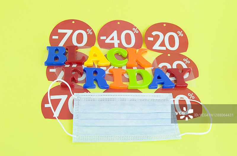 黄色背景上用磁性字母拼写的黑色星期五图片素材