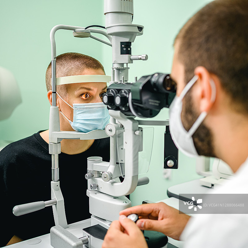 女人在眼科诊所进行眼部检查图片素材