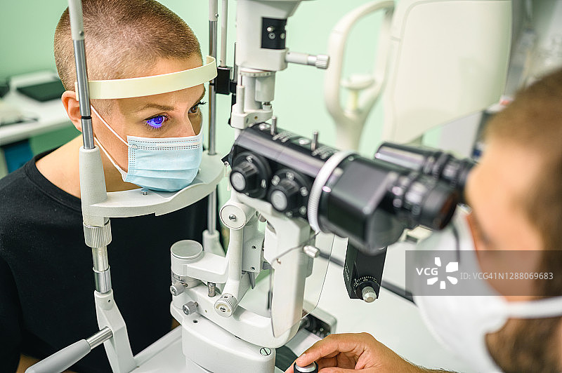 女人在眼科诊所进行眼部检查图片素材