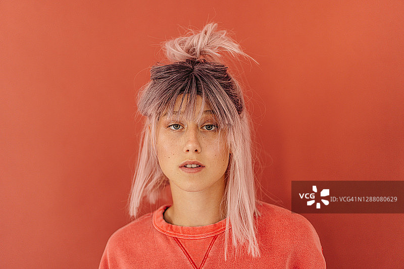 留着粉色头发的不落俗套的女孩的肖像图片素材