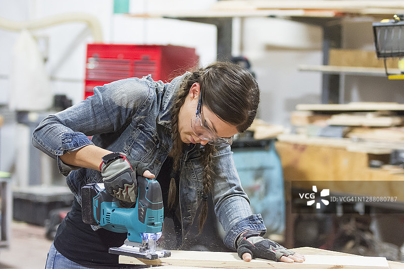 年轻的女木匠图片素材