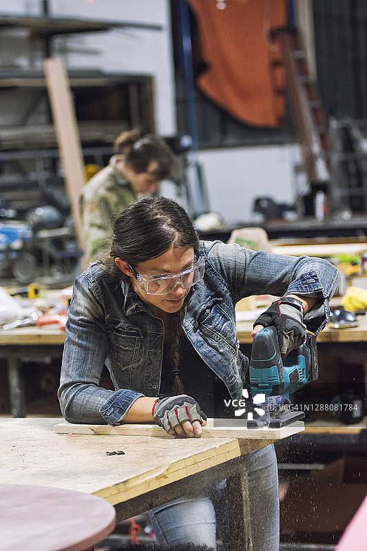车间里的年轻女人图片素材