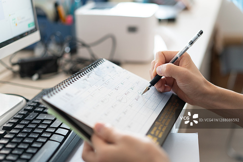 办公桌日历上的标记图片素材