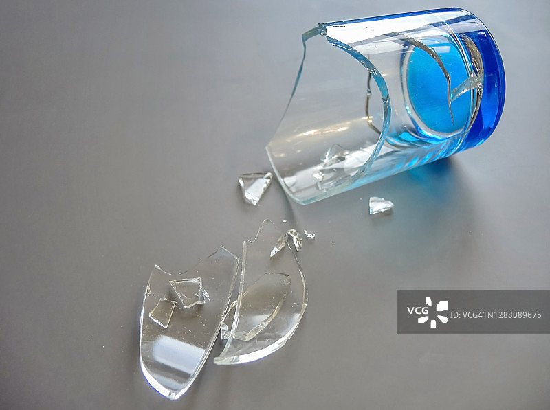 破碎的盘子，桌子上的玻璃碎片图片素材