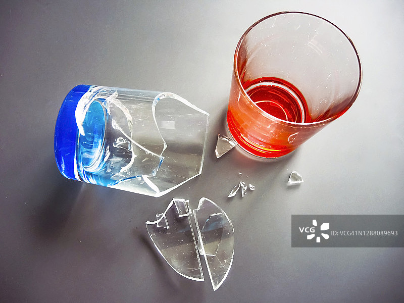 破碎的盘子，桌子上的玻璃碎片图片素材