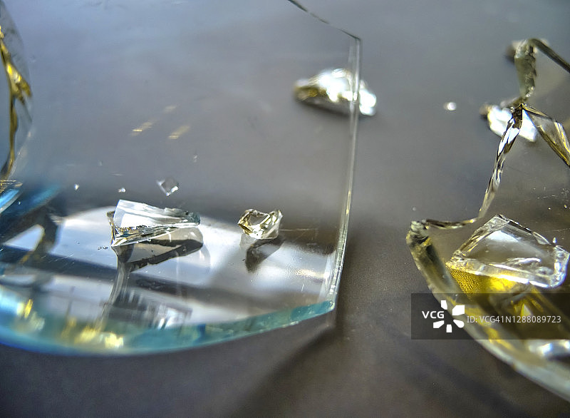 破碎的盘子，桌子上的玻璃碎片图片素材