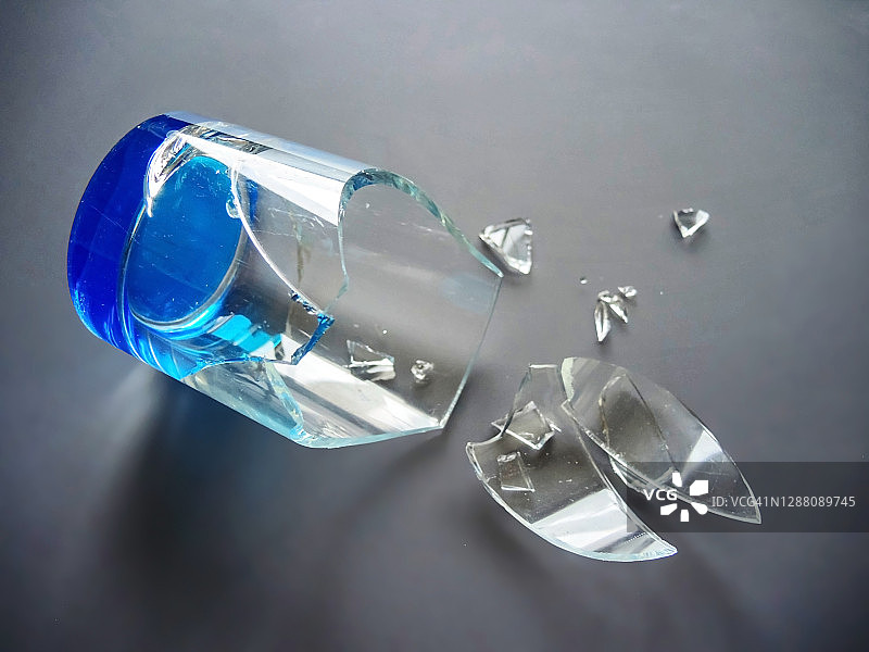 破碎的盘子，桌子上的玻璃碎片图片素材