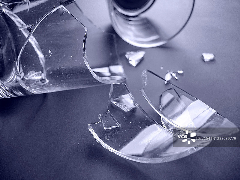 破碎的盘子，桌子上的玻璃碎片图片素材