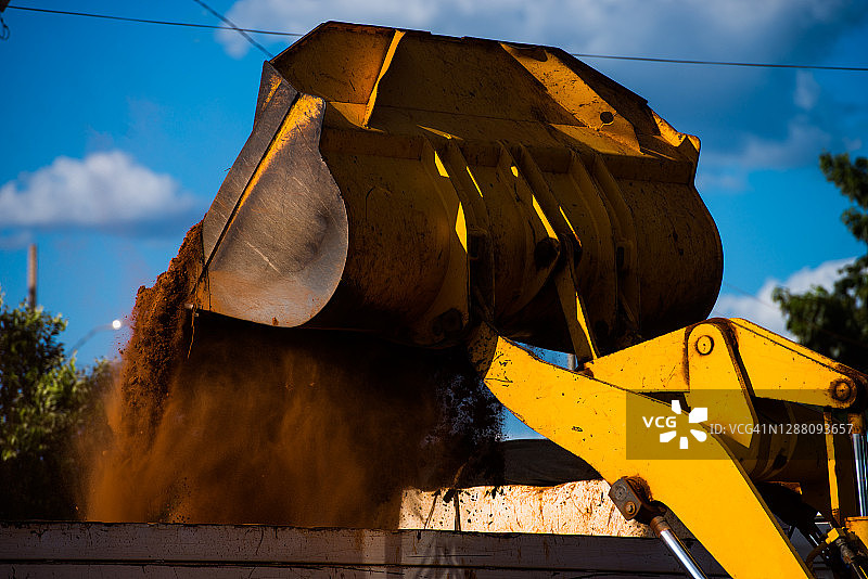 反铲车卸土 - 干净的构图图片素材