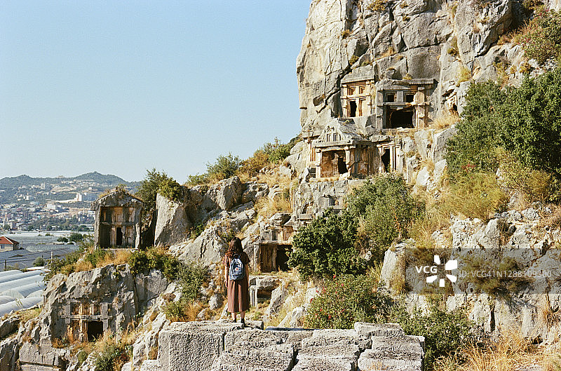 女人看着古希腊小镇的遗址图片素材
