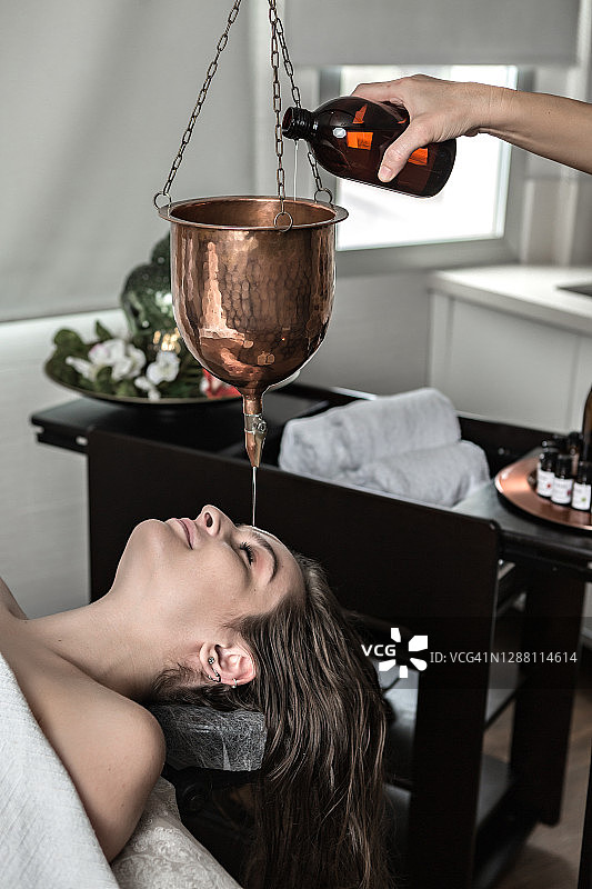 接受水疗的女人图片素材