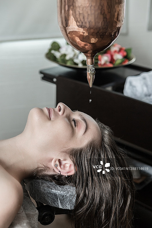 享受SPA护理的美丽女人图片素材