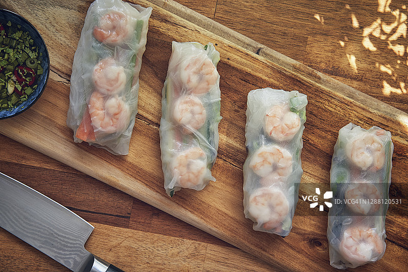 准备蔬菜鲜虾春卷图片素材