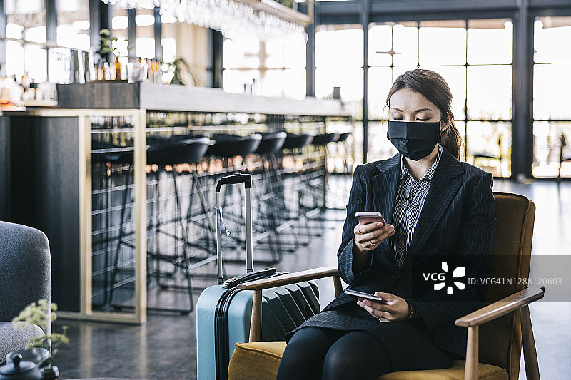 在空旷的机场等待航班的女商人图片素材