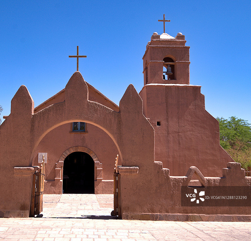 智利圣佩德罗德阿塔卡马的旧土坯教堂大门和钟楼图片素材