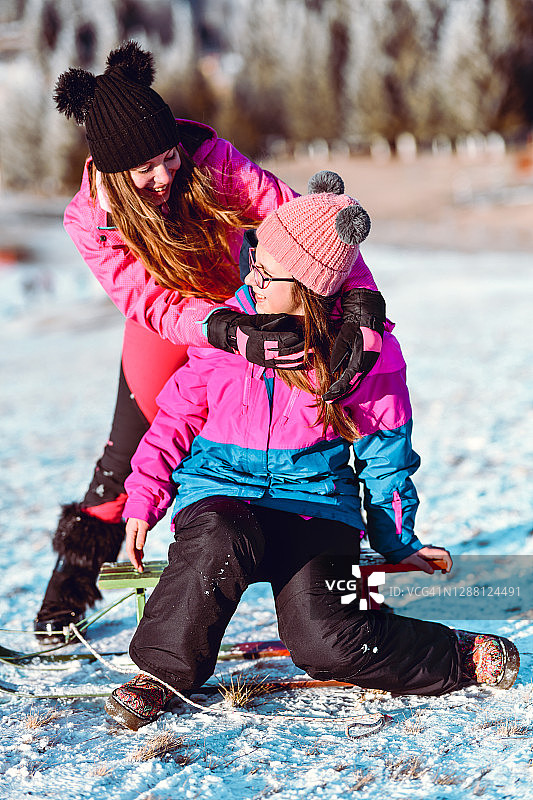 在雪山中玩耍的微笑少女图片素材