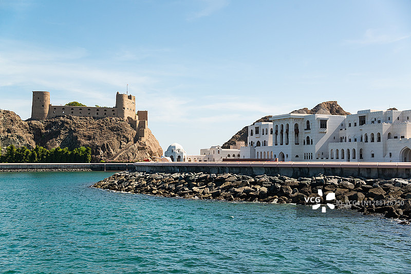 阿曼马斯喀特米拉尼堡与海水图片素材