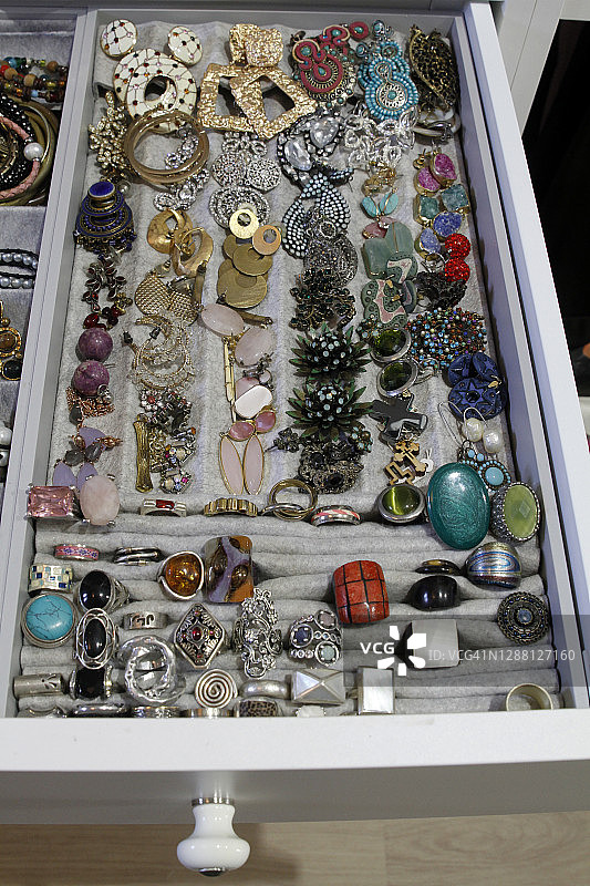 抽屉里整理好的珠宝高角度视图图片素材