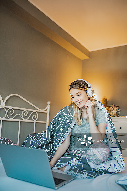 年轻女人正在浏览互联网内容图片素材