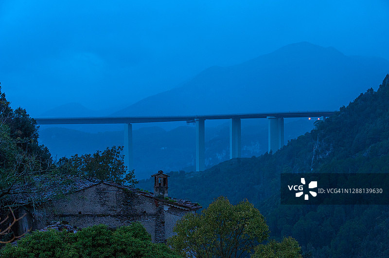 卡拉布里亚山脉之间的意大利高速公路高架桥图片素材