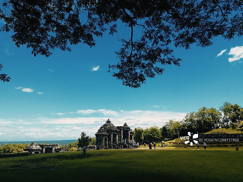 远处眺望日惹拉图博科寺庙图片素材