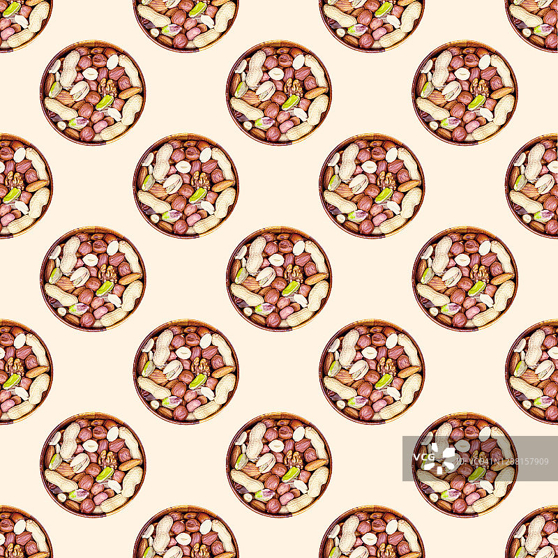 俯视图：圆形木碗中不同坚果的重复无缝图案图片素材