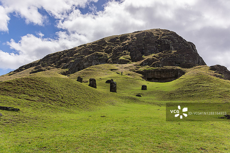 采石场中的摩艾石像图片素材