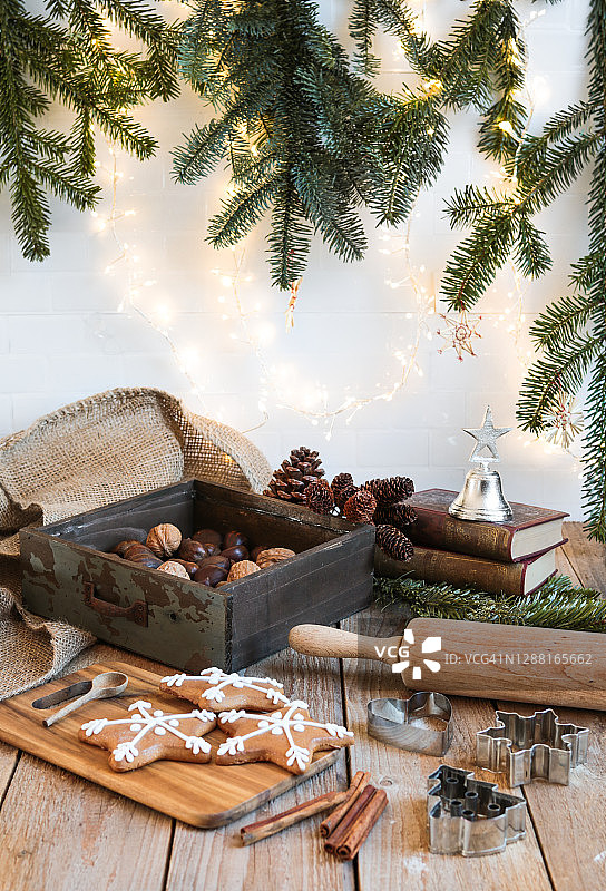 在乡村厨房烘焙姜饼圣诞饼干图片素材