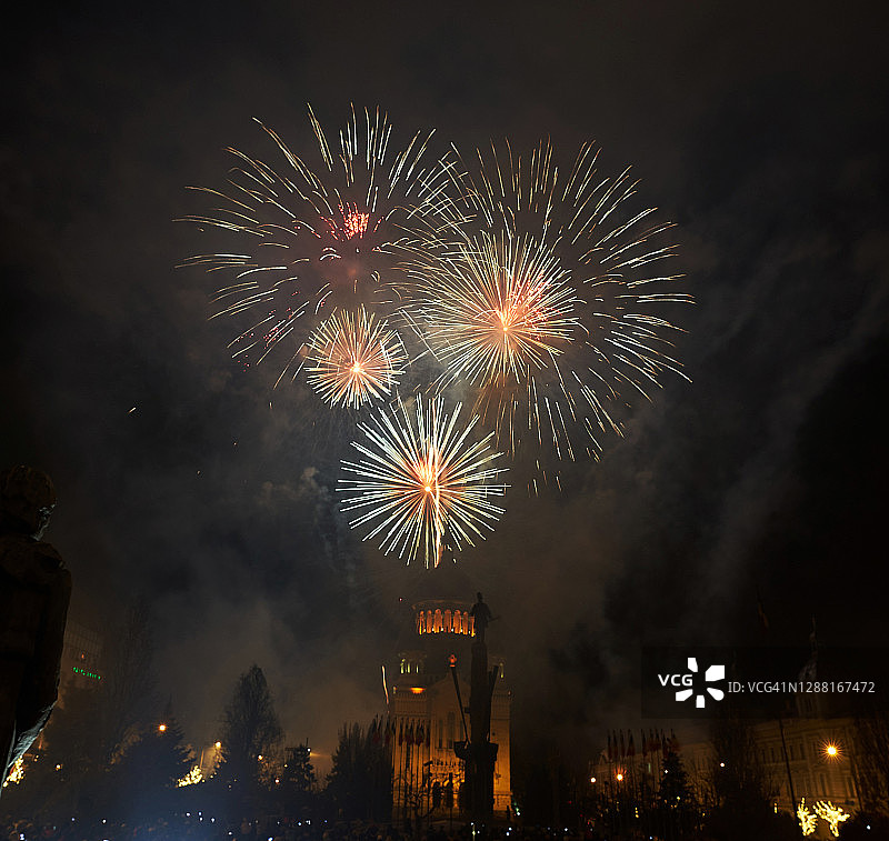 在克卢日-纳波卡阿夫拉姆·扬库广场举行的罗马尼亚国庆日烟花表演图片素材