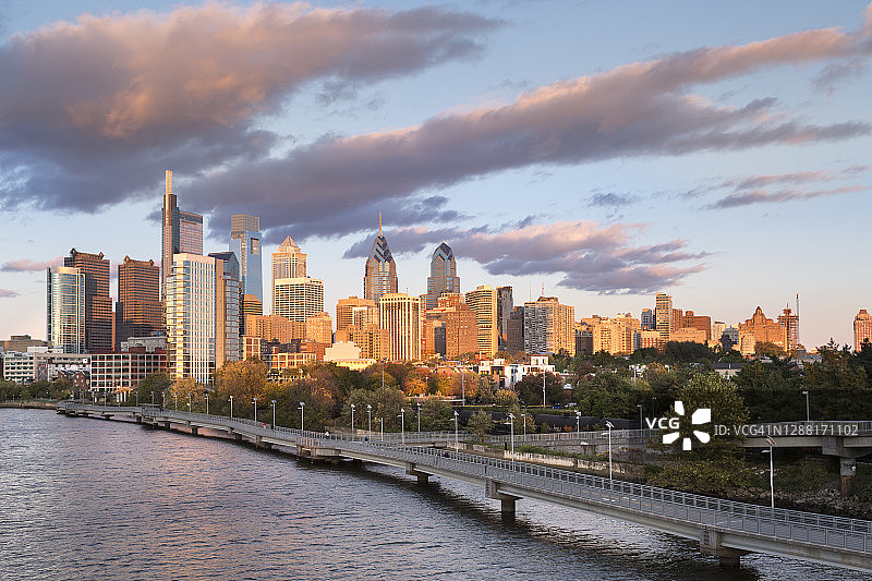 夕阳映衬下的斯库尔基尔河与费城天际线图片素材