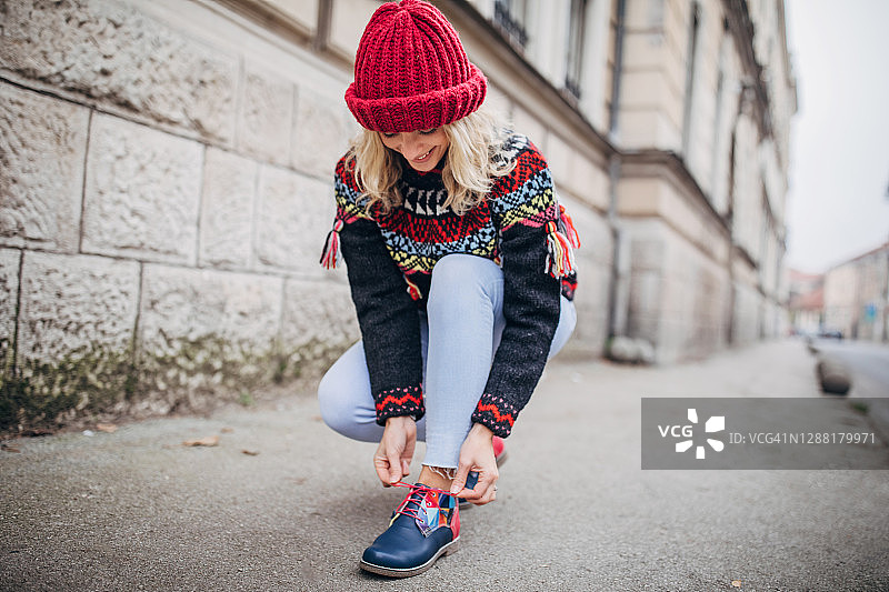 系鞋带的时尚美女图片素材