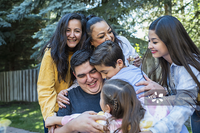 家人在后院团聚图片素材